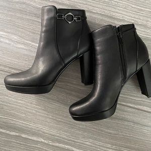 Naturalizer women 7 boot super cute! Only worn 3 hours